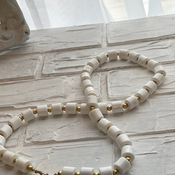 Vintage White Bead necklace with gold bead spacers - Picture 7 of 8